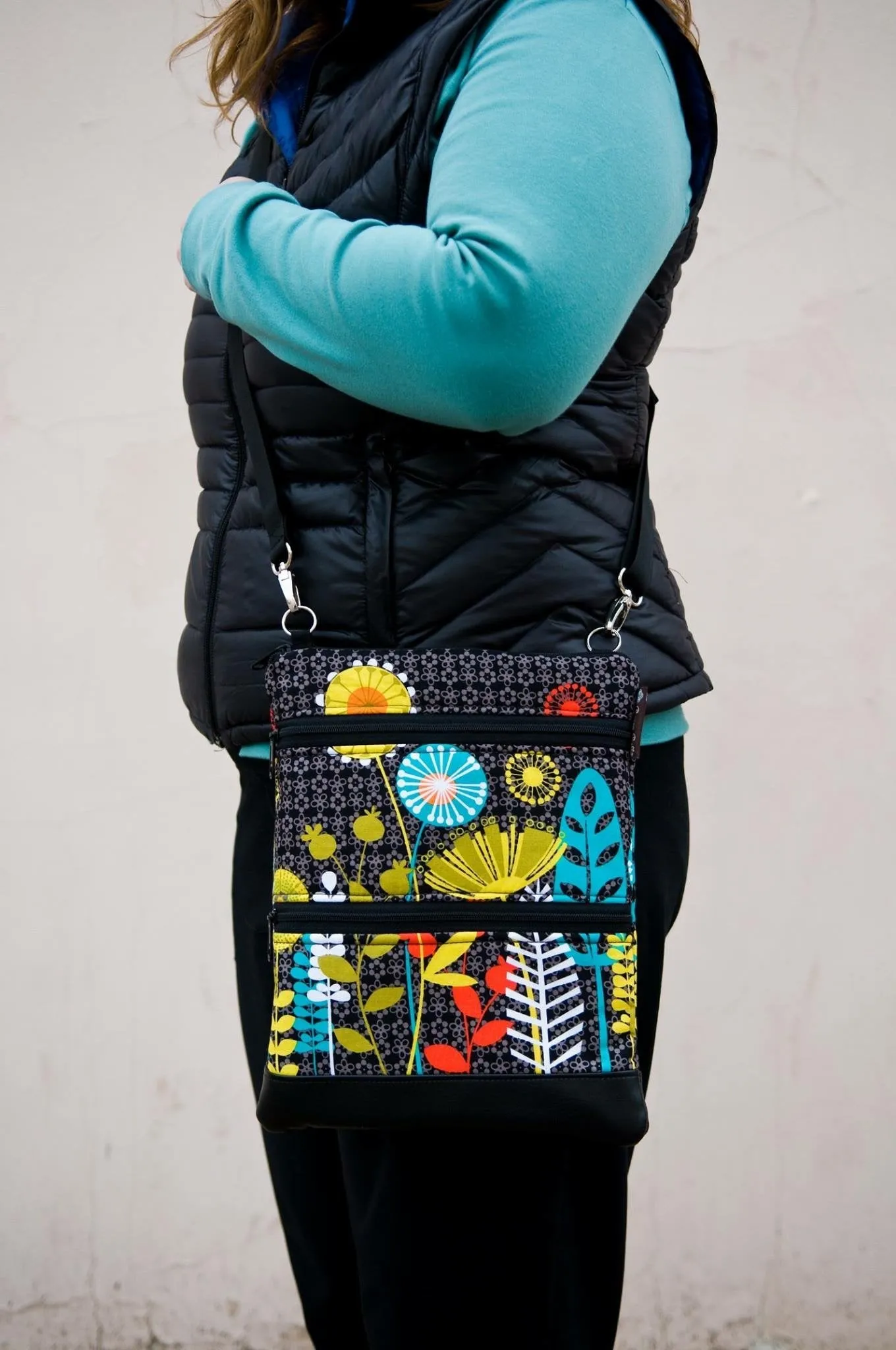 Travel Bags Crossbody Purse - Cross Body - Faux Leather - Tablet Purse - Black and White Daisy Doodles Fabric